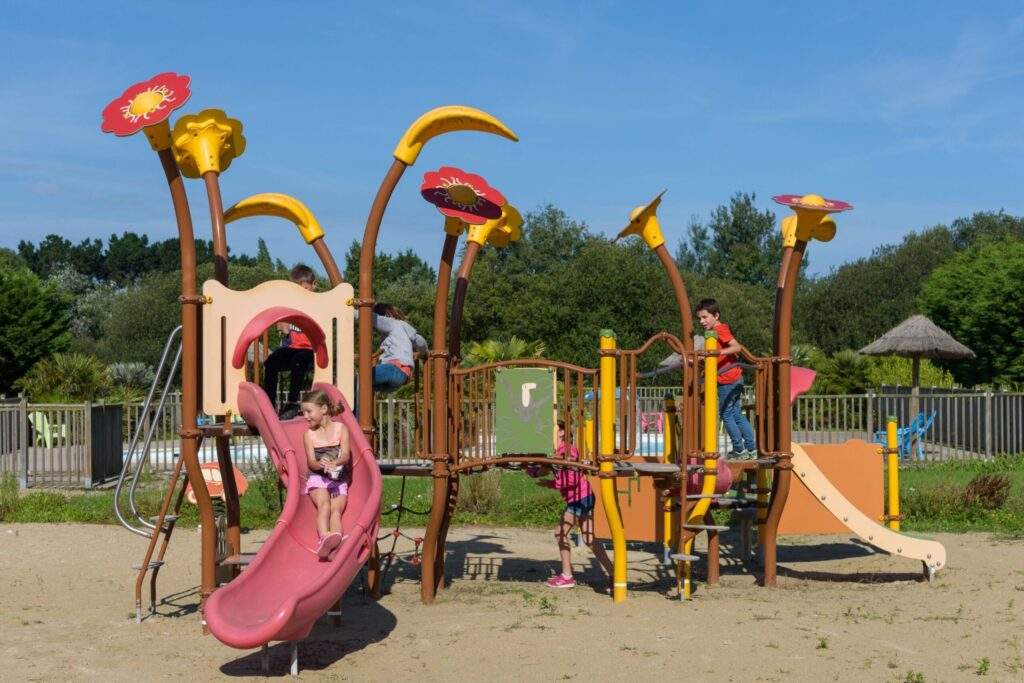 Aire de jeux dans le parc arboré du Domaine de Mesqueau