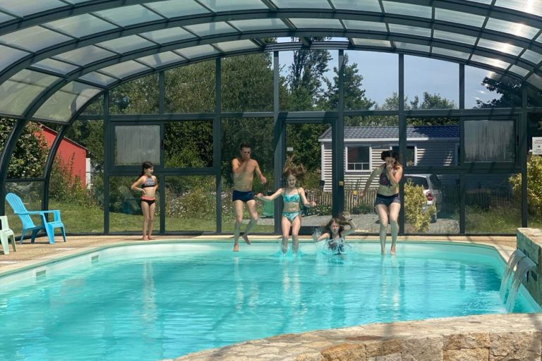 Piscine couverte chauffée du Domaine de Mesqueau