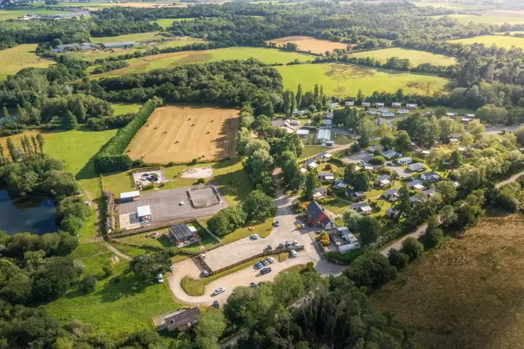 Vue aérienne du Domaine de Mesqueau : réception, villages et étang